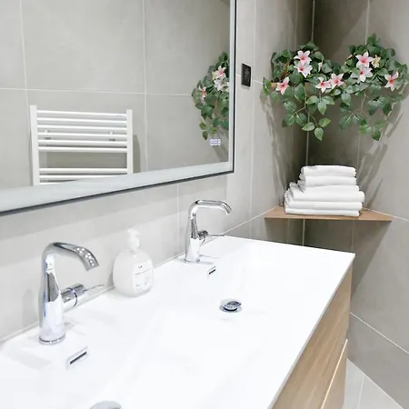 Apartment Parking Gratuit - Montmartre Charme & Patio Prive - Sacre-coeur Metro Anvers *