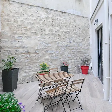 Le Charme De Montmartre - Parking Gratuit - Patio Prive-sacre-coeur -metro Anvers Apartment *