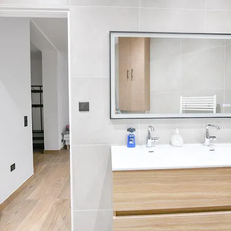 Le Charme De Montmartre - Parking Gratuit - Patio Prive-sacre-coeur -metro Anvers Apartment *