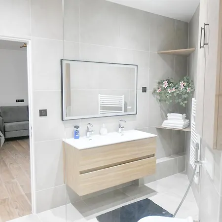 Le Charme De Montmartre - Parking Gratuit - Patio Prive-sacre-coeur -metro Anvers Apartment *