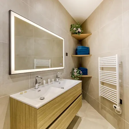 Apartment Le Charme De Montmartre - Parking Gratuit - Patio Prive-sacre-coeur -metro Anvers
