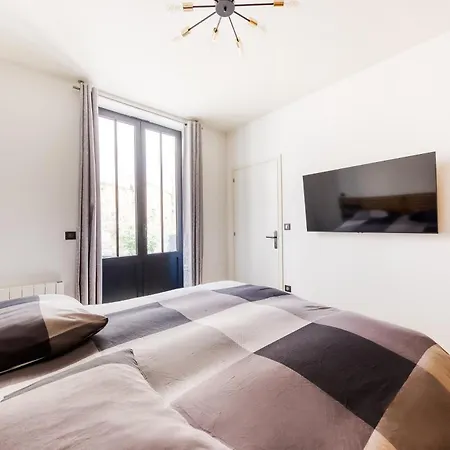 Le Charme De Montmartre - Parking Gratuit - Patio Prive-sacre-coeur -metro Anvers Apartment *